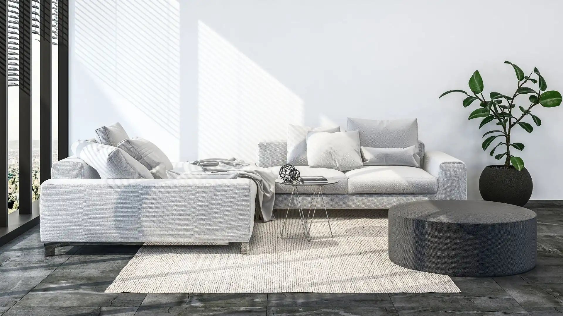 Un canapé sectionnel blanc moderne avec de nombreux coussins, une couverture et une petite table d'appoint.